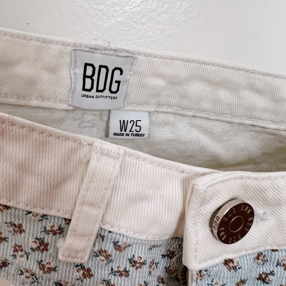 UO FLORAL SHORTS - Picture 2 of 2